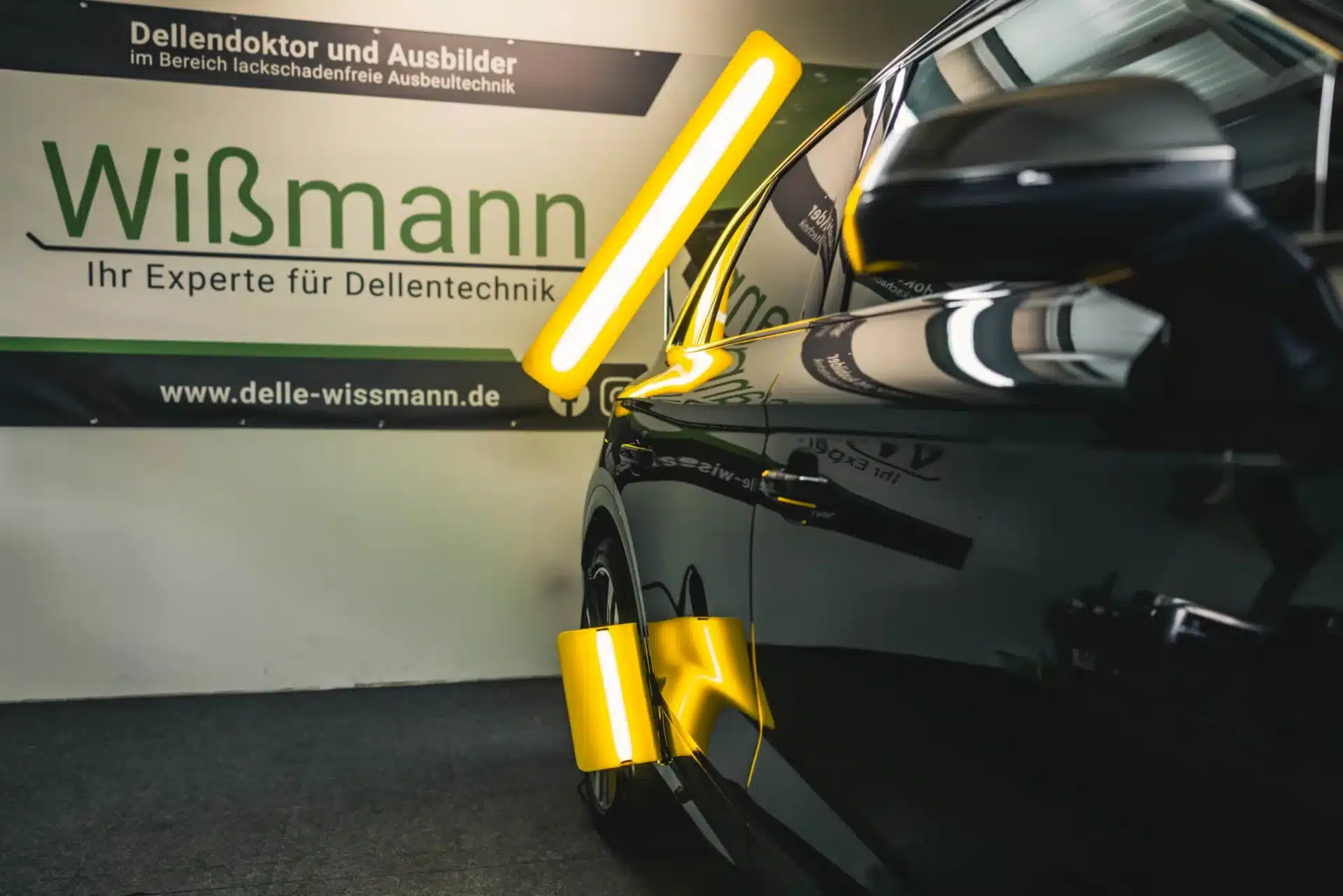 Arbeitslicht für professionelle Dellenbeseitigung eines Beulendoktors